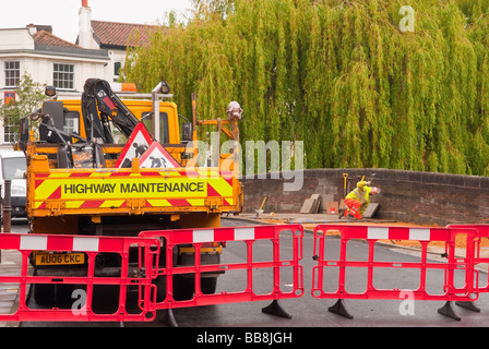 Un camion d'entretien routier et les travailleurs qui travaillent sur la route et la chaussée à Norwich, Norfolk, UK Banque D'Images