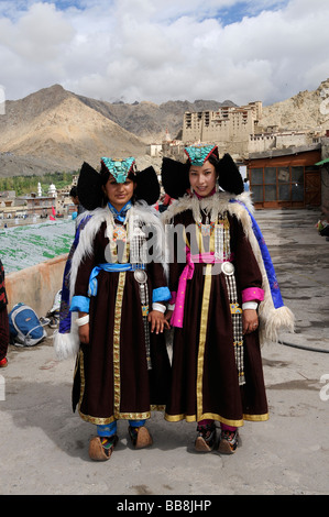 Les femmes ladakhis portant des costumes traditionnels avec des coiffures Perak avec turquoise en face de Leh, Ladakh, Leh Palace, l'Ind Banque D'Images