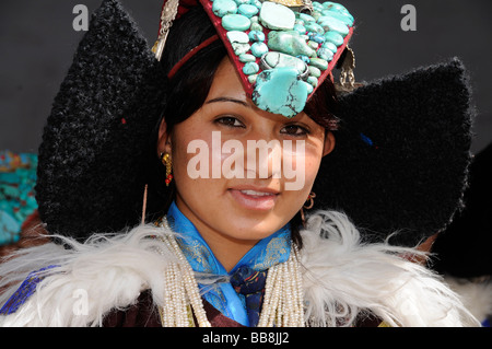 Ladakhis femme portant un costume traditionnel, avec une coiffe Perak avec turquoise, Leh, Ladakh, Inde du Nord, Himalaya, Asie Banque D'Images