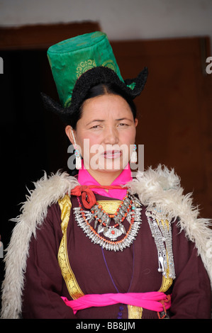 Ladakhis femme portant un costume traditionnel, avec une coiffe de velours et une Goncha, une cape en peau de mouton, Leh, Ladakh, Inde du Nord, H Banque D'Images