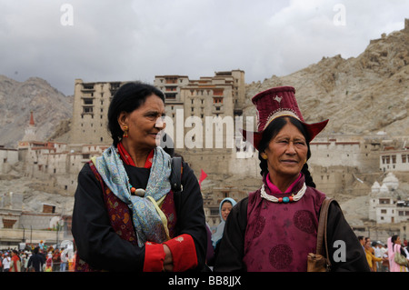 Les femmes ladakhis portant des costumes traditionnels en face du Palais de Leh, Ladakh, Inde du Nord, Himalaya, Asie Banque D'Images