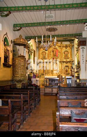 L'autel d'or à l'intérieur du Père Serra s'église de la Mission San Juan Capistrano California USA Banque D'Images