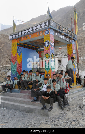 Les élèves portant des uniformes en face d'un moulin à prières, trekking dans la vallée de Nubra, l'Inde, l'himalaya Banque D'Images