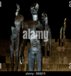 Des statues d'hommes dans les escaliers, Prague, République tchèque. Montrant l'comment le communisme est en train de manger un homme de l'intérieur. Banque D'Images