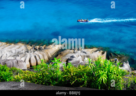 Les roches de granit et de végétation tropicale à l'avant d'un bateau sur la mer, de la côte du Nord-Ouest, Mahe, Seychelles Banque D'Images