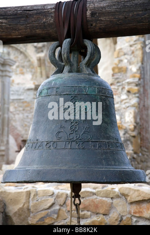 San Vicente bell, de la grande pierre clocher de l'église de la Mission San Juan Capistrano California USA Banque D'Images