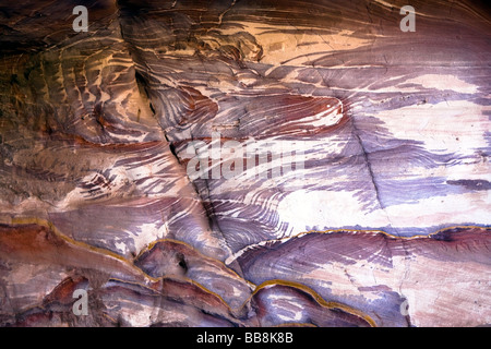 Tombe de détails et de textures à Pétra Nabatéens capitale Al Khazneh Jordanie faite en creusant un trou dans la roche Banque D'Images