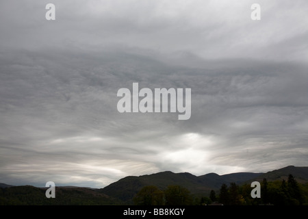 Dans les nuages sur un front occlus sur le Lake District Fells à Ambleside UK Banque D'Images