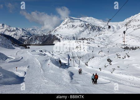 Plateau plateau élévateur ou tirer dans le domaine skiable Silvapark Galtuer, Kops, réservoir de montagnes de Silvretta, vallée de Paznaun, Ty Banque D'Images