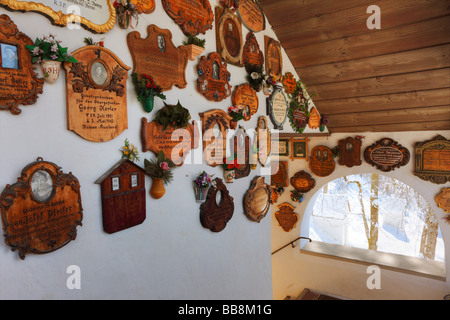 Des plaques commémoratives en bois pour les soldats tués en action dans l'Église Votive de St Anton près de Garmisch-Partenkirchen, Werdenfels Banque D'Images