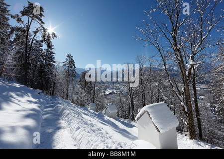 Vue sur Garmisch-Partenkirchen, St Anton's Way de la Croix, Werdenfelser Land, Upper Bavaria, Bavaria, Germany, Europe Banque D'Images