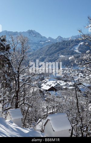 Vue sur Garmisch-Partenkirchen, Eglise de l'Assomption dans le district de Partenkirchen, Werdenfelser Land, Upper Bavar Banque D'Images