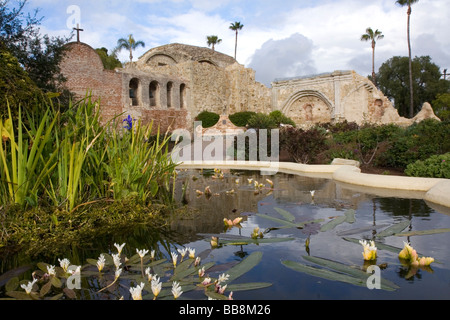 Ruines de la grande église de pierre à la mission de San Juan Capistrano California USA Banque D'Images