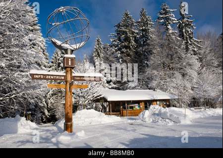 Panneau routier dans la neige, globe, en plein air, de l'enceinte du Parc National de la forêt bavaroise, Bavaria, Germany, Europe Banque D'Images