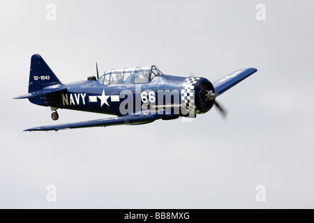 North American T6J 66 Harvard 52-8543 G-BUKY en vol à Breighton Airfield Banque D'Images