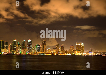 San Diego skyline at night dans le sud de la Californie USA Banque D'Images