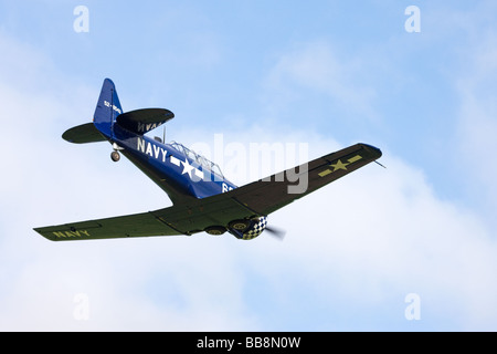 North American T6J 66 Harvard 52-8543 G-BUKY en vol à Breighton Airfield Banque D'Images