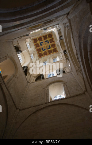 La Cathédrale de Chichester, baptistère de l'intérieur vue de l'intérieur ci-dessus font, Sussex, Angleterre, Royaume-Uni Banque D'Images