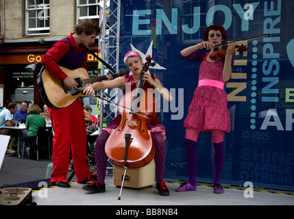 Stage Theatre Interprètes de divertir l'auditoire pour promouvoir le show Festival Fringe d'Écosse Angleterre Europe Banque D'Images