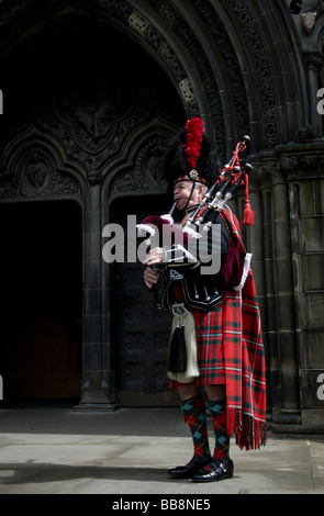 Piper mâle jouant cornemuses écossaises à l'extérieur de 'St Giles' Church, Édimbourg, Écosse, Royaume-Uni, Europe Banque D'Images