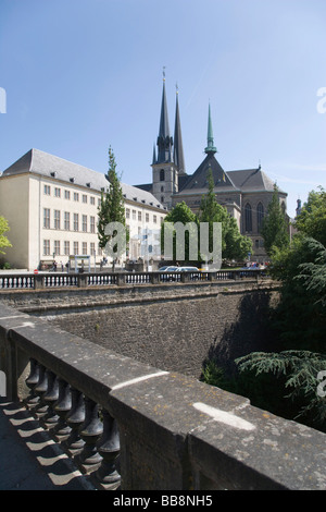 Vue de la cathédrale Notre-Dame et édifice de la Bibliothèque nationale de la Place de la Constitution, Luxembourg Banque D'Images