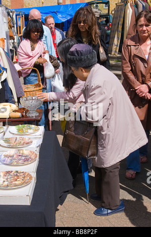 Greenwich Village , marché des antiquités ou oriental asiatique mère & fille chercher des bonnes affaires et coupe en bol en verre en foule Banque D'Images