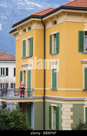 Père Noël sur le balcon d'une maison à Via Cancelliere Molo, Lugano, Tessin, Suisse, Europe Banque D'Images