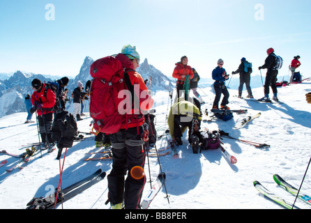 Les skieurs sur l'Aiguille du Midi au début de la Vallée Blanche, Chamonix, France Banque D'Images