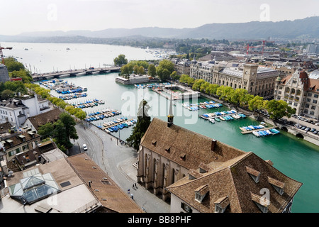 Vue sur le centre historique de Zurich, Église Wasserkirche et du lac de Zurich, Suisse, Europe Banque D'Images