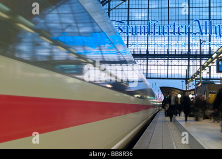 L'un des chemins de fer fédéraux allemands ICE quitte la gare centrale, les passagers le long du train, Frankfurt Hauptbahnhof, Fra Banque D'Images