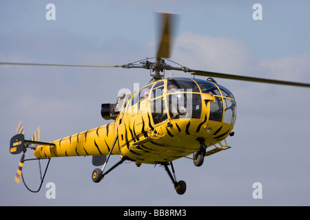 Aérospatiale SA316B Alouette 111 N9362 en vol le décollage à Breighton Airfield Banque D'Images