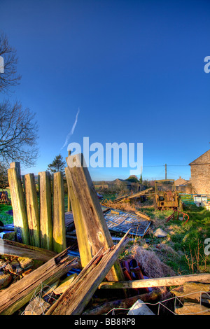 La lumière du matin sur Carperby Yorkshire Dales, Yorkshire, Angleterre. ciel bleu, nuages endommagé gate fence Banque D'Images