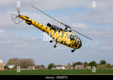 Aérospatiale SA316B Alouette 111 N9362 en vol le décollage à Breighton Airfield Banque D'Images