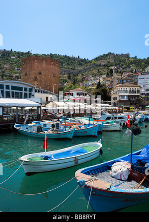 Port et Tour Rouge (Kisil Kule) avec le Château derrière, Alanya, Turquie, Côte Méditerranéenne Banque D'Images