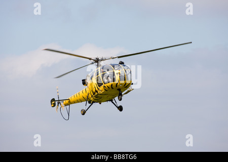 Aérospatiale SA316B Alouette 111 N9362 en vol le décollage à Breighton Airfield Banque D'Images