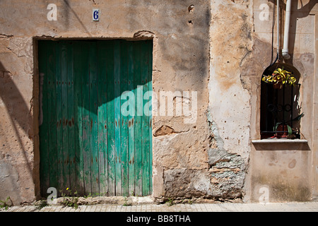 Vieille porte en bois peint fenêtre et Ses Salines, Espagne Banque D'Images