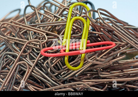 Un grand nombre de clips du papier couleur Banque D'Images