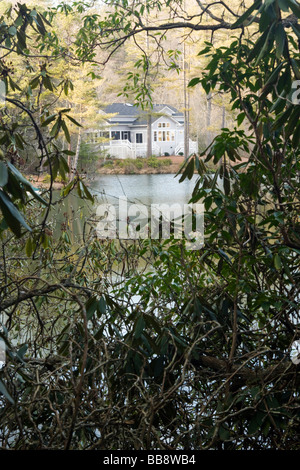 Maison du lac à travers les arbres - Brevard, Caroline du Nord Banque D'Images