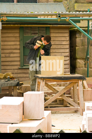 Stone-maçon pierre à sculpter avec maillet et ciseau Banque D'Images