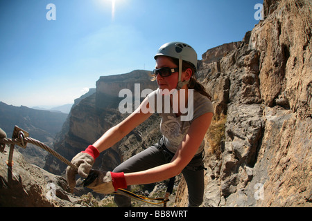 Randonnées "Oman" du Grand Canyon via ferrata la route vers le haut-plateau de Jebel Shams en Oman Banque D'Images