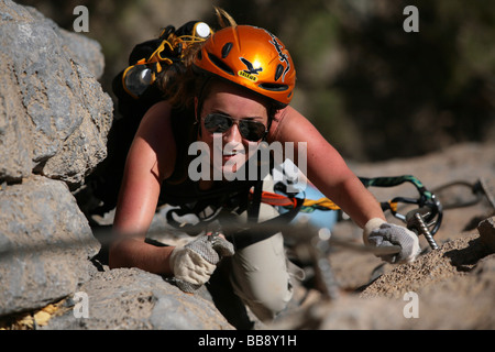 Randonnées "Oman" du Grand Canyon via ferrata la route vers le haut-plateau de Jebel Shams en Oman Banque D'Images