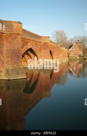 Pont routier sur la Tamise à Clifton Hampden dans l'Oxfordshire Uk Banque D'Images