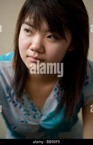 Jing, 20 bar, une étudiante infirmière, est sur le point d'avoir la chirurgie en plastique pour soulever le pont de son nez. Banque D'Images