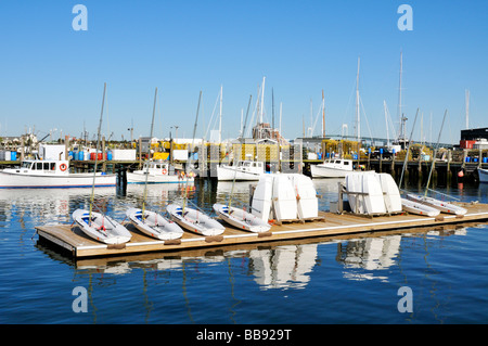 Le port pittoresque de Newport Rhode Island avec les quais, les bateaux de pêche, de petits voiliers et canots sur dock. USA Banque D'Images