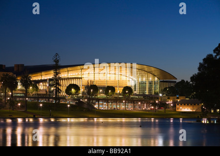 L'Adelaide Convention Centre, sur les rives de la rivière Torrens. Adélaïde, Australie du Sud, Australie Banque D'Images