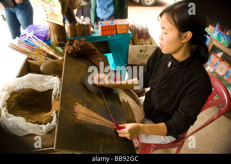 Portrait d'encens à la main, dans village proche de Tu Duc Hue au Vietnam Banque D'Images