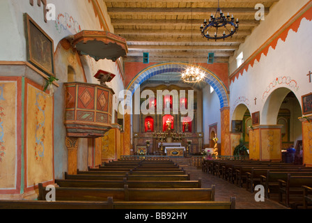 San Juan Bautista CA Vieille Mission San Juan Bautista 1797 Vue de l'intérieur de modifier et sanctuaire avec chaire sur la paroi latérale Banque D'Images