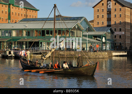 Drakkar Viking à Gloucester Docks soleil du soir sur les entrepôts et les Merchants Quay Banque D'Images