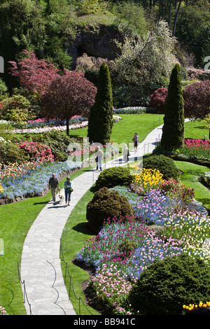 Vue sur Jardin en contrebas ensoleillé jour de printemps dans les jardins Butchart Victoria BC Canada Banque D'Images