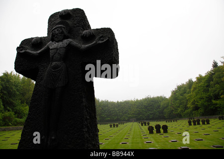 Des sépultures de guerre allemande dans Vosserach dans le cimetière de la région de l'Allemagne Tour Eiffel Banque D'Images